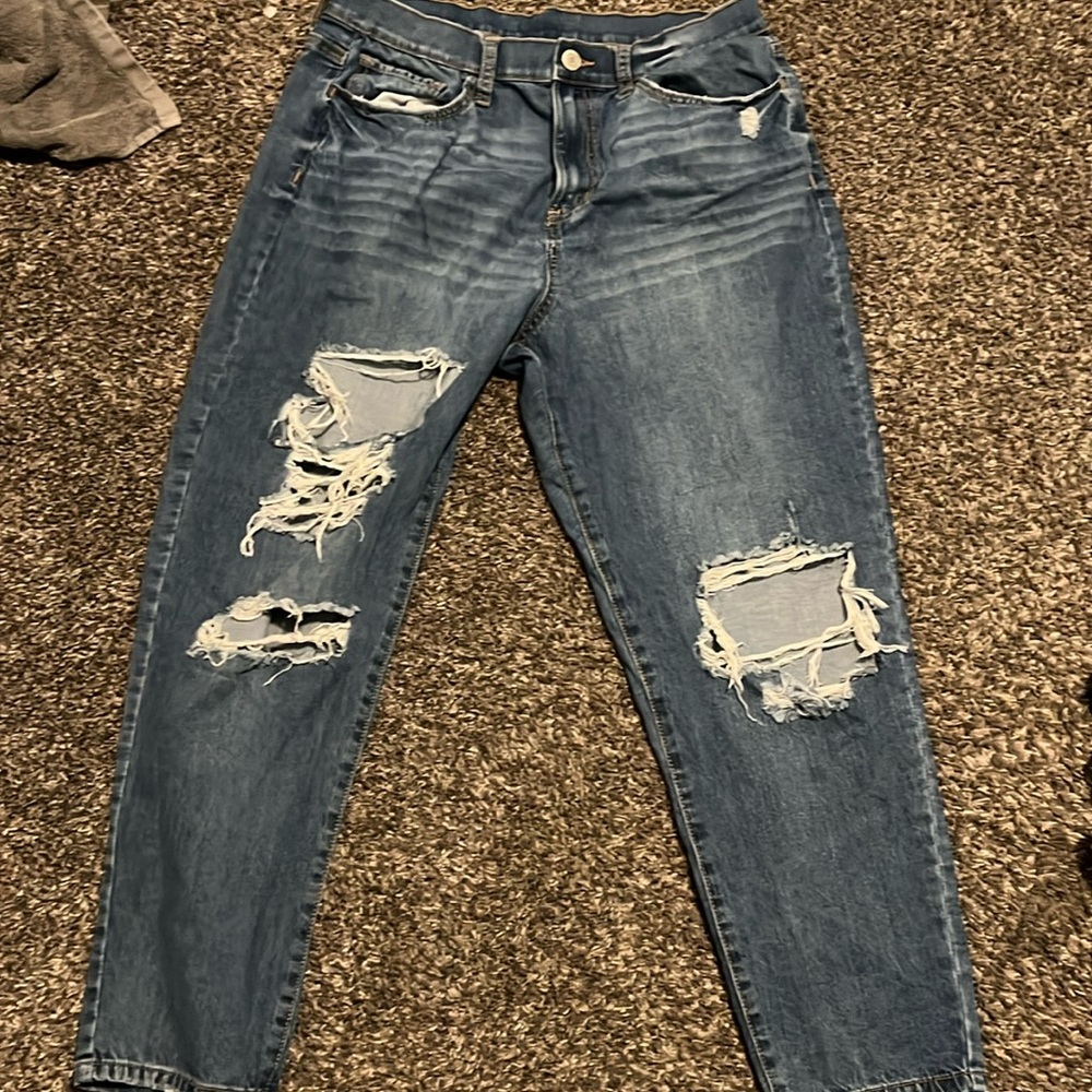 Baggy high-rise blue jeans with rips.
